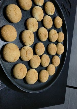 A picture of Classic Peanut Butter Cookies.