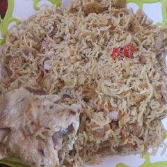 A picture of Fried noodles with egg.