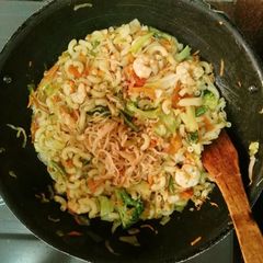 A picture of Stir fry mixed noodle with shrimp & Vegetable.