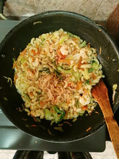 A picture of Stir fry mixed noodle with shrimp & Vegetable.