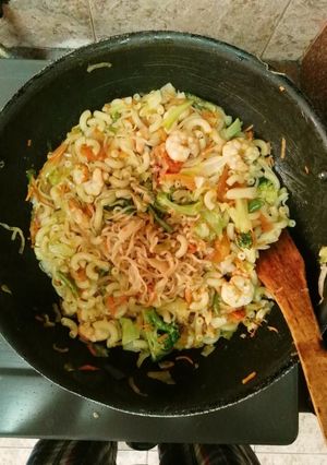 A picture of Stir fry mixed noodle with shrimp & Vegetable.