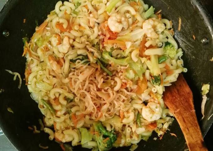 Stir fry mixed noodle with shrimp & Vegetable