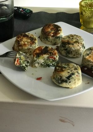 Una foto de Muffins y budín de pollo y verdura