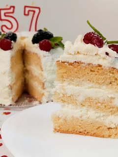 Una foto de Tarta de coco para eventos especiales, 🎂🤱🧑🍼