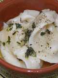 Varenikes con 4 salsas en discos de copetin