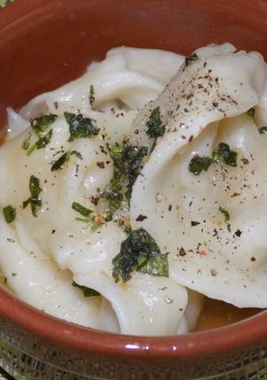 Una foto de Varenikes con 4 salsas en discos de copetin