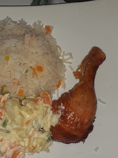 Una foto de Pollo dorado con arroz y ensalada rusa😋😋😋