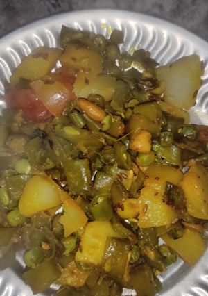 आलू सेम की सब्जी (Aloo sem ki sabzi recipe in Hindi) रेसिपी मुख्य फोटो