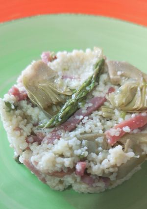 Foto di Cous Cous agli asparagi, carciofi e speck