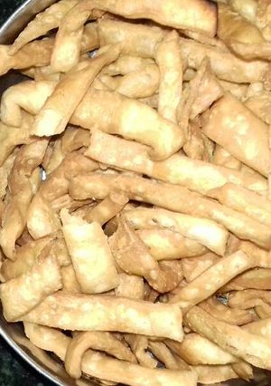 A picture of Masala mathri.