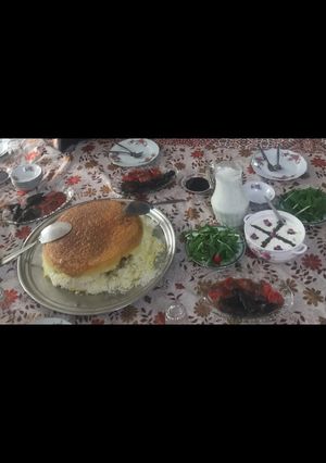 عکسی از دستور ته چين مرغ شكم پر (باسترما پلو)