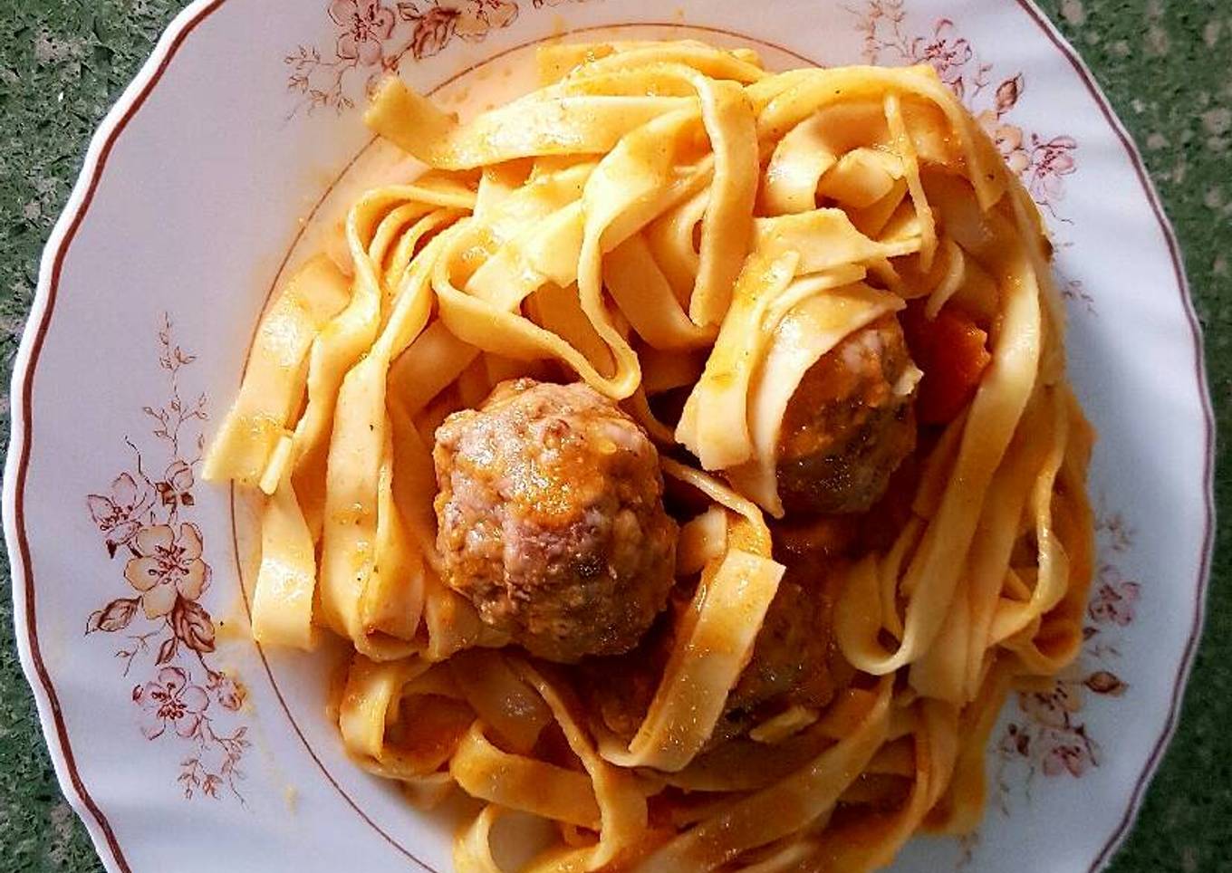 Pasta fresca con albóndigas