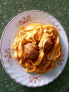 Una foto de Pasta fresca con albóndigas