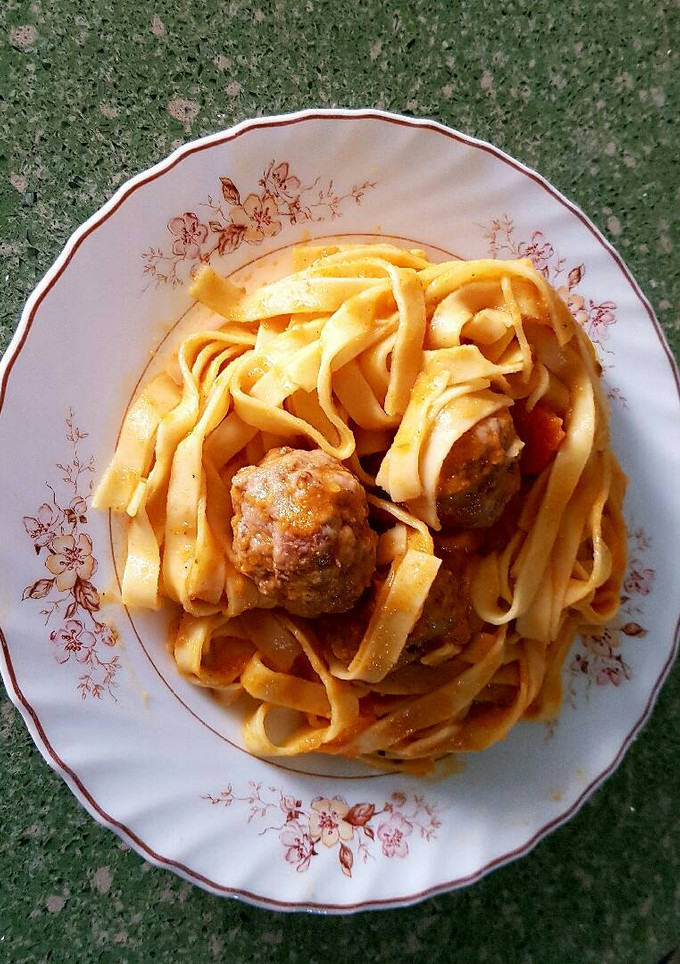 Una foto de Pasta fresca con albóndigas