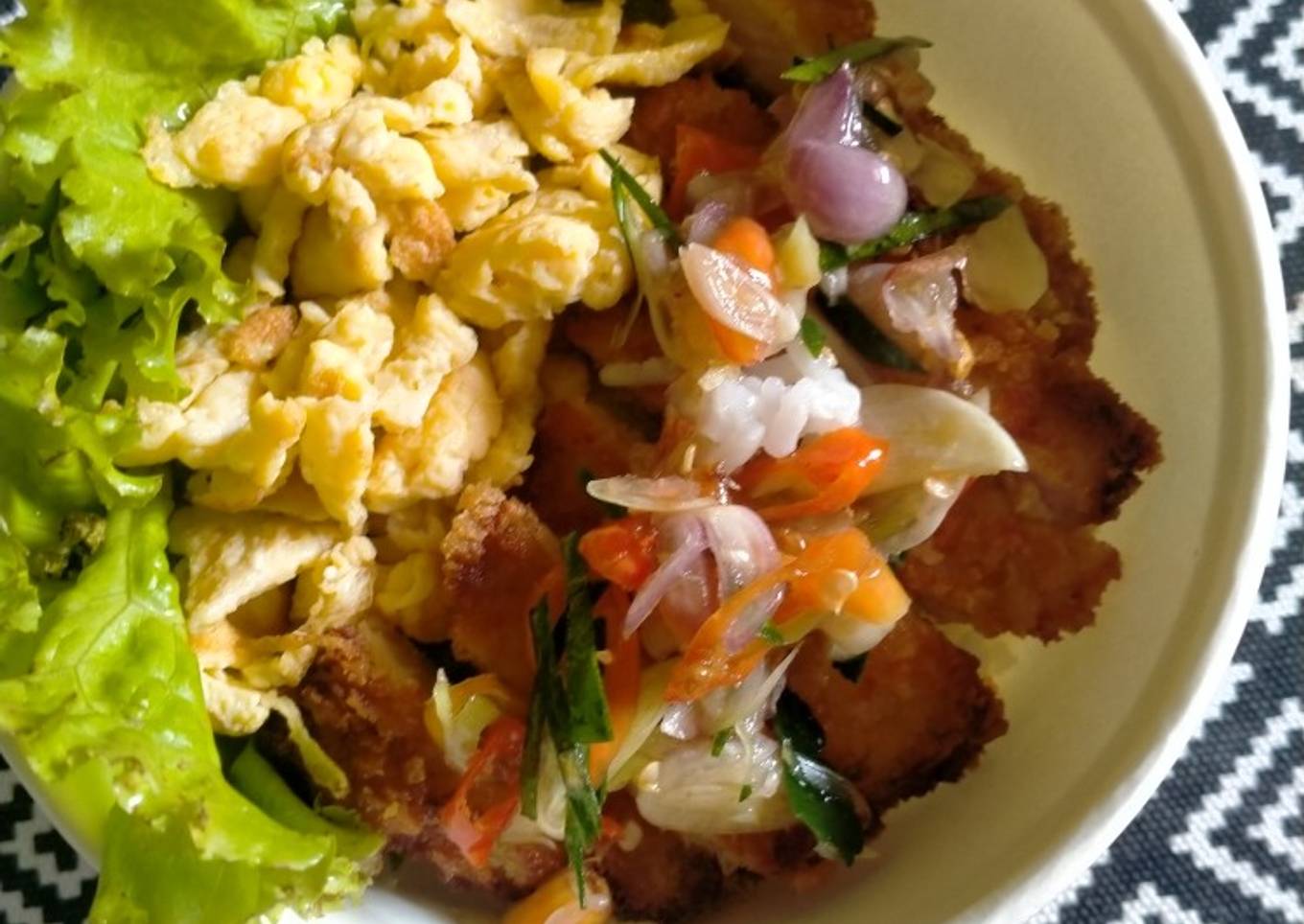 Ayam katsu sambel matah risskål