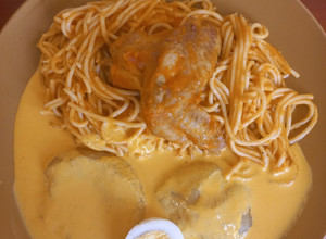 Una foto de Tallarines rojos con papa a la hauncaina
