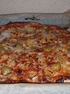 Una foto de Pizza con piña de masa casera