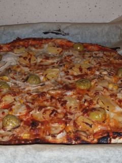 Una foto de Pizza con piña de masa casera