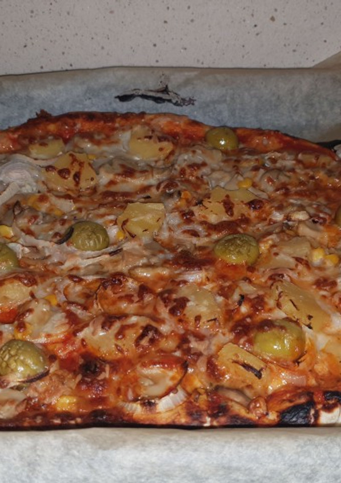 Una foto de Pizza con piña de masa casera