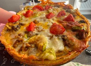 Фото 🥧 Киш с кабачками, фаршем и помидорами под сырной корочкой.