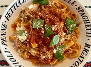Une photo de tagliatelle basilic