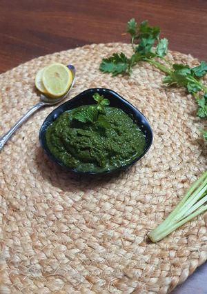 हरी चटनी (धनिया और पुदीना)(hari chutney recipe in hindi) रेसिपी मुख्य फोटो