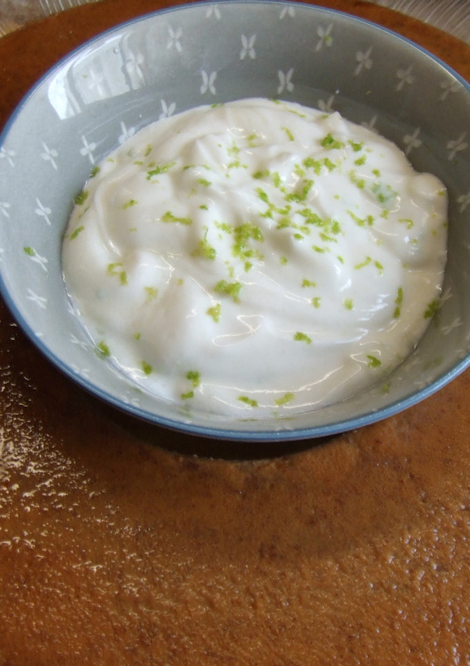 Una foto de Budín – flan de plátanos con salsa de yogur y lima