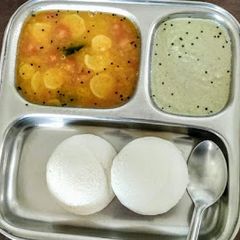 A picture of Idli sambhar chutney.