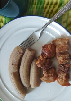 Una foto de Chicharrón con guineo verde