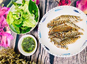 Hình của món Cá Trích Chiên Giòn Chấm Mắm Ngò.