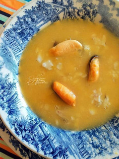 Una foto de Sopa marinera de fanecas y mejillones al azafrán