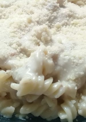 Una foto de Fideos con salsa bechamel y atún