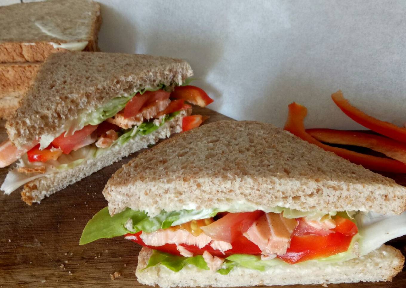 Sandwich salmon dan paprika