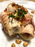 Involtini di pollo con bacon e arachidi