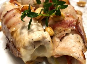 Foto di Involtini di pollo con bacon e arachidi