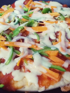 वेजिटेबल पिज़्ज़ा (Vegetable pizza recipe in Hindi) रेसिपी मुख्य फोटो