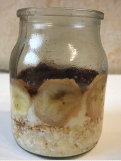 Una foto de Desayuno en frasco para llevar de banana, chocolate, avena y yogur