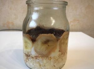 Una foto de Desayuno en frasco para llevar de banana, chocolate, avena y yogur