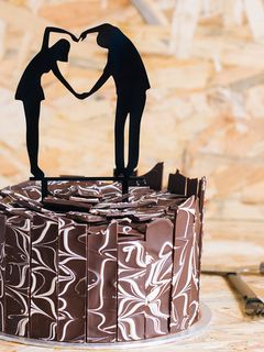 Una foto de Tarta láminas de chocolate bicolor