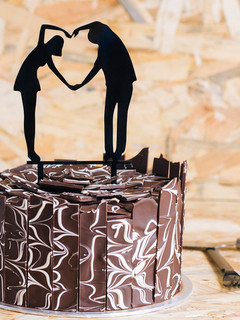 Una foto de Tarta láminas de chocolate bicolor