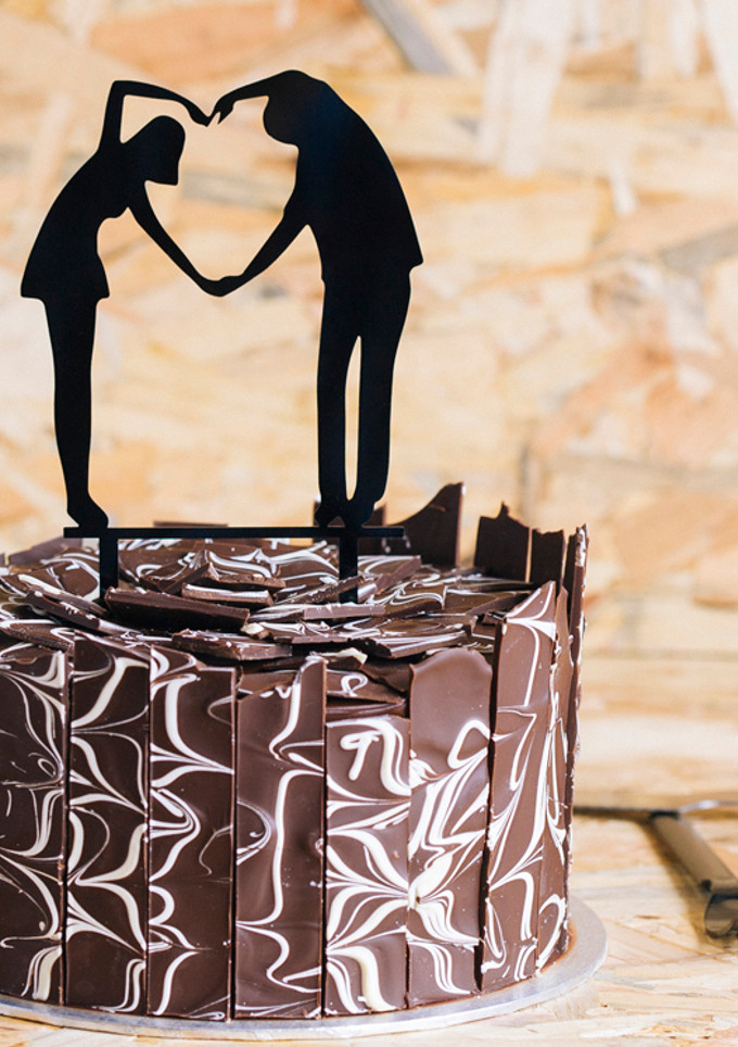 Una foto de Tarta láminas de chocolate bicolor