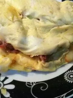 Una foto de Tortilla de aguacate y jamón