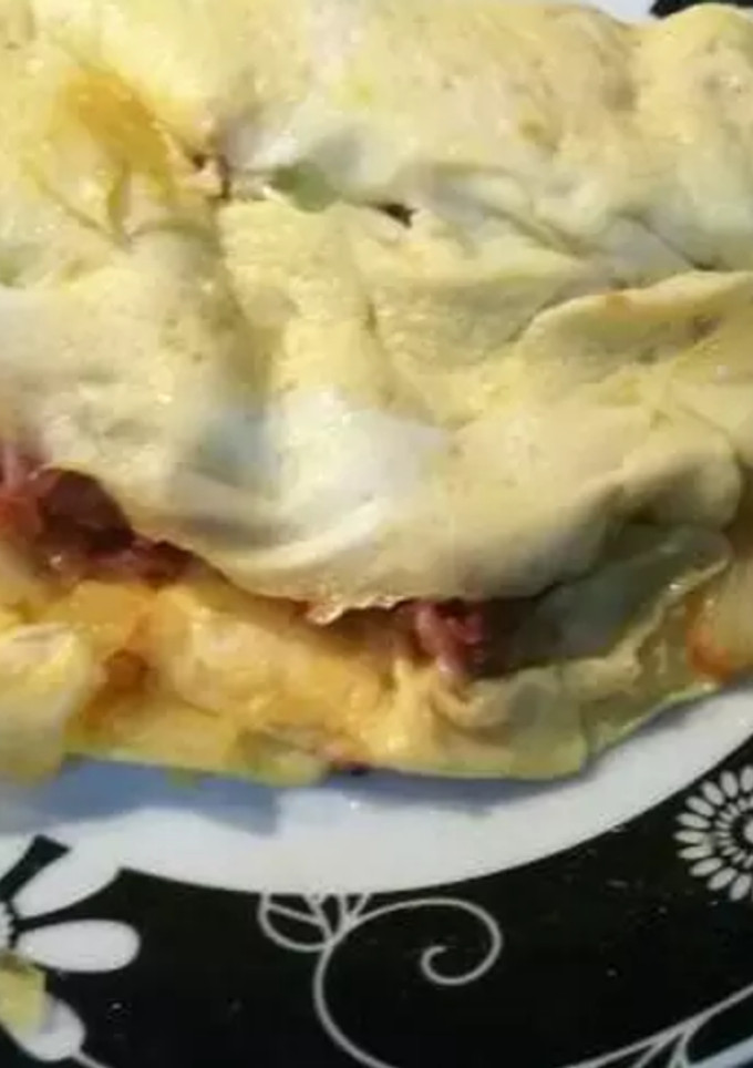 Una foto de Tortilla de aguacate y jamón
