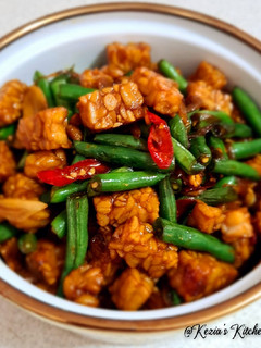 A picture of Stir Fry Tempeh with Green Beans (Oseng Tempe Buncis).