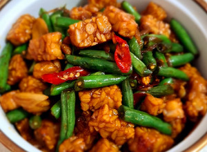 A picture of Stir Fry Tempeh with Green Beans (Oseng Tempe Buncis).