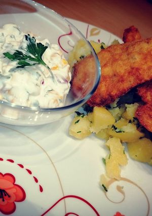 Rántott csirkemell petrezselymes burgonyával és kukoricasaláta recept fotója