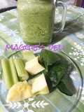 Licuado de espinacas, manzana verde, piña, apio y agua de coco