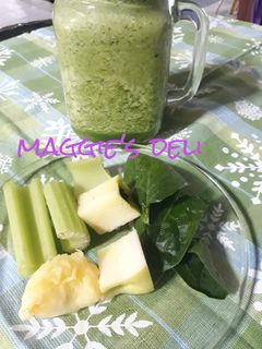 Una foto de Licuado de espinacas, manzana verde, piña, apio y agua de coco