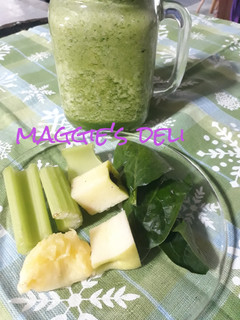 Una foto de Licuado de espinacas, manzana verde, piña, apio y agua de coco