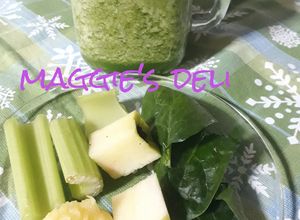 Una foto de Licuado de espinacas, manzana verde, piña, apio y agua de coco